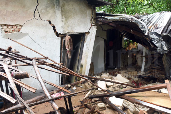 Damaged houses in Kithulgala