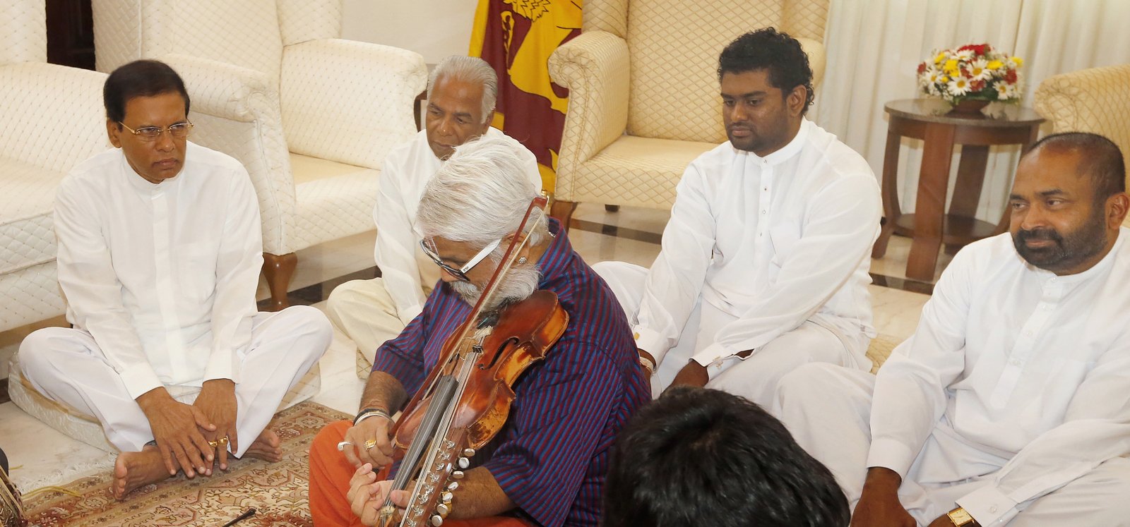 Veteran violinist performs before President