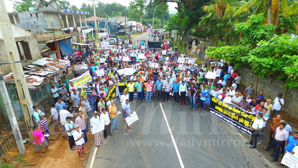 Protest in Kosgama-Salawa