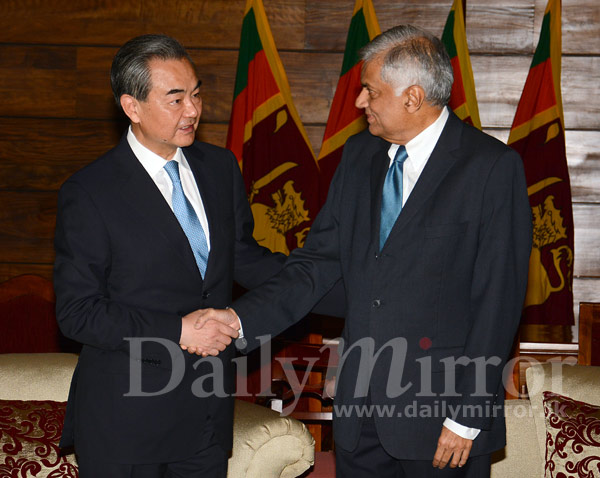 Video: Chinese FM meets PM