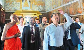  Chinese FM visits Kelaniya temple