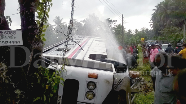 Video: Bus topples