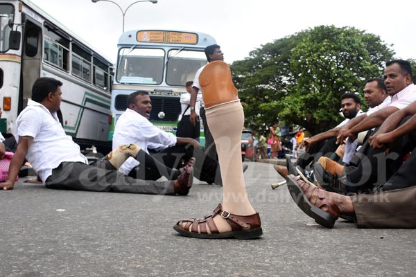 Disabled war heroes protest