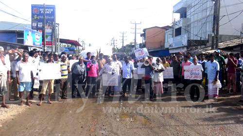 Protesters block old Galle Road