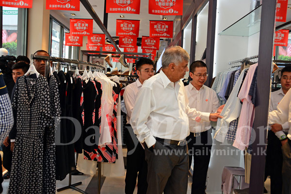 PM visits Chinese shopping mall