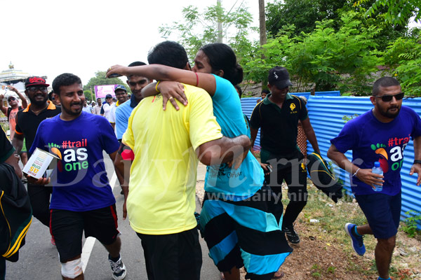 Big hug for Mahela