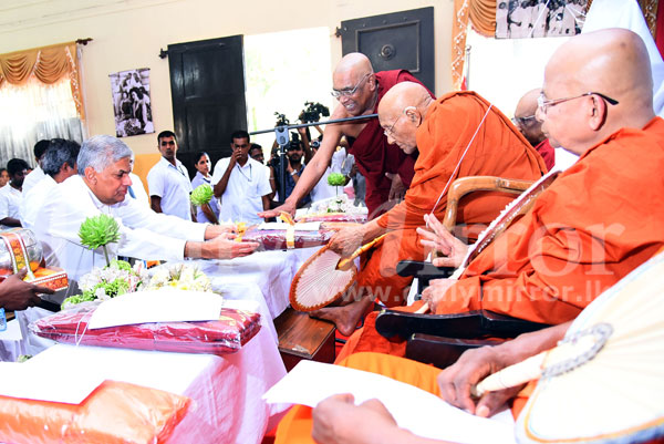 Ranil participates at Pooja for late Thai King