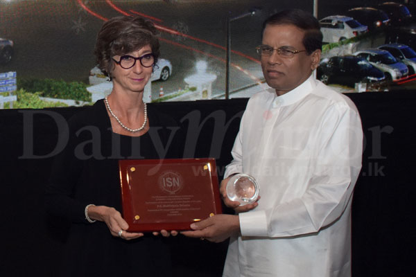 President receives award from ISN