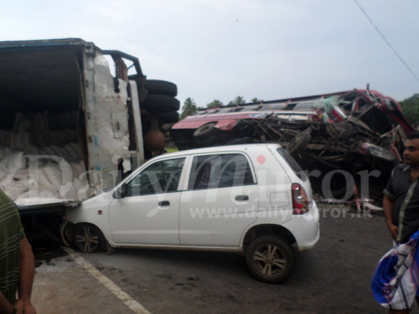 Head-on collision accident in Nittambuwa