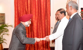 Taranjit Sandhu presents his credentials to President