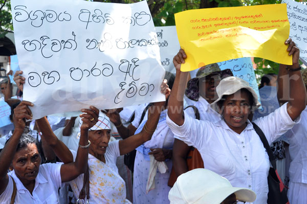 Weaving mill workers demand pension