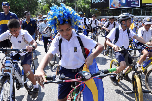 Royal–Thomian cycle parade