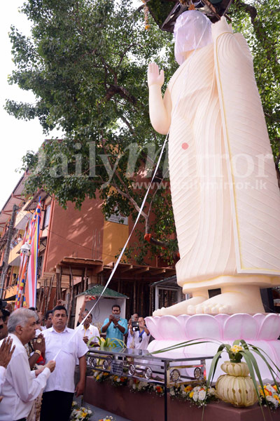 PM unveils replica of Aukana Buddha statue