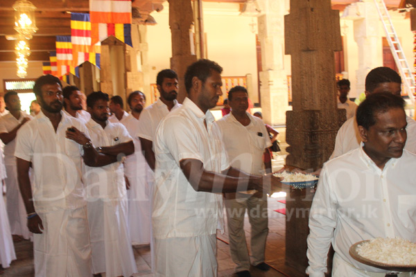 SL cricket team visits Sri Dalada Maligawa