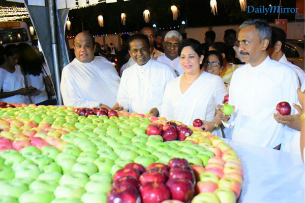 Leo Burnett distributes 10,000 apples at its annual dansala to celebrate Vesak