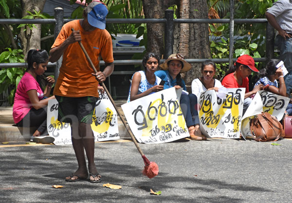 Unemployed Graduates protest