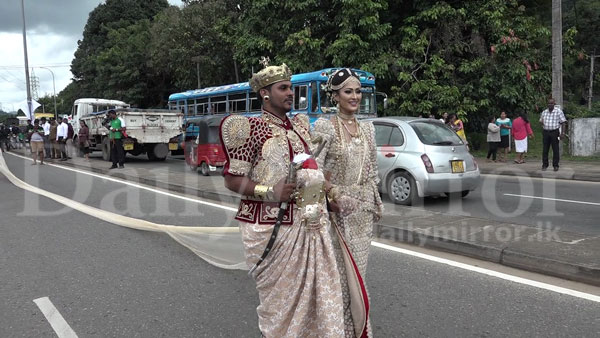 Schoolchildren display three-mile-long Sari