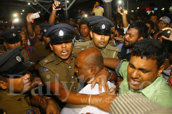 Tense situ at Colombo Fort Railway Station