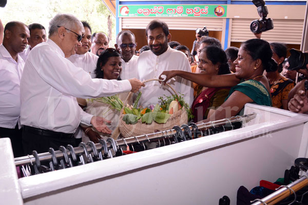 PM welcomed in Ampara