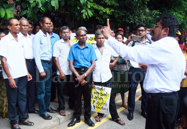 Protest against pro-SAITM forces