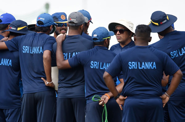 Hathurusingha begins training with SL players