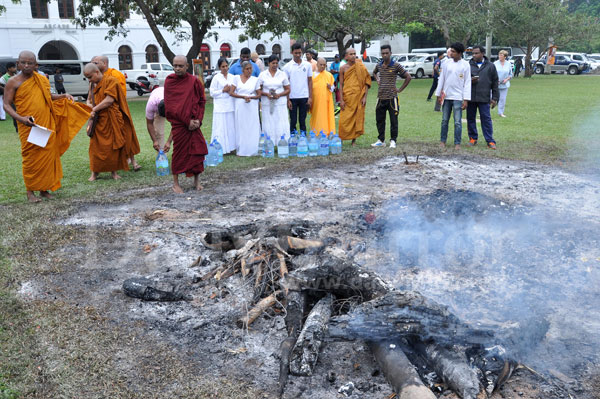 Ashes of Daranagama Kusaladhamma thero taken to Sambodhi Viharaya