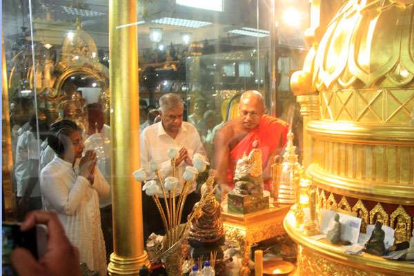 PM visits Gangaramaya Temple