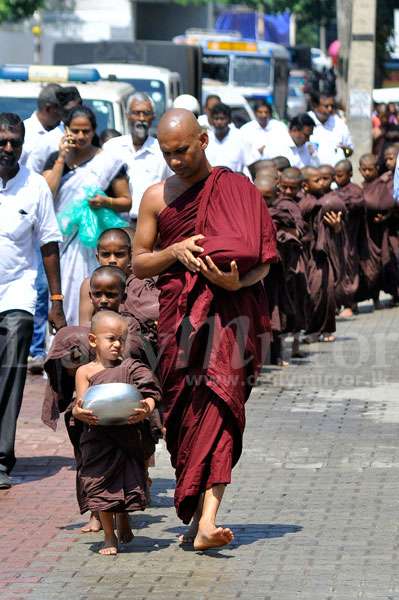 Novice monks in Pindapatha to invoke blessings