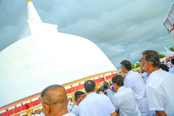 Pooja for Ruwanweli Maha Seya