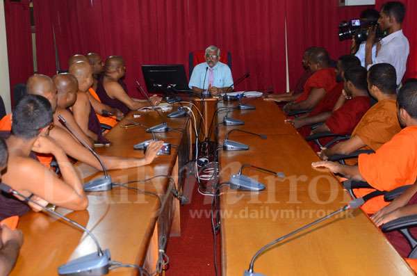 Maha Rawana Balakaya meets Commissioner of Archaeology