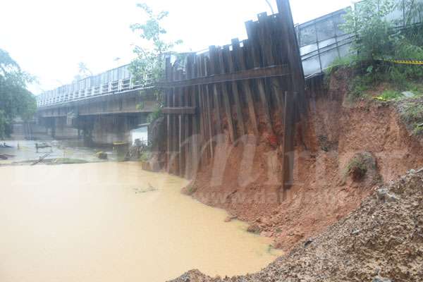 Kelani River bank erodes  