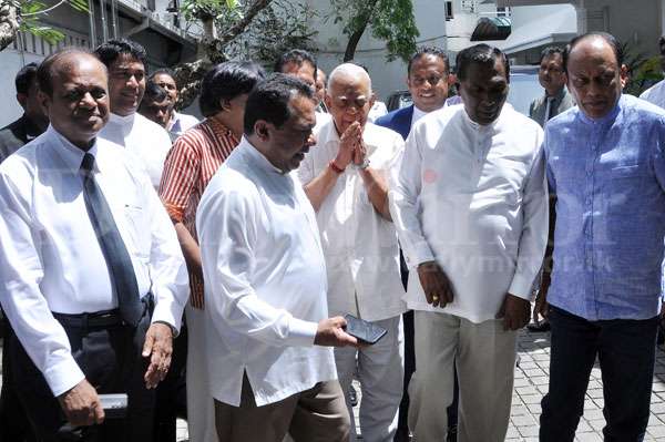 SLFP rebel group meets Sampanthan