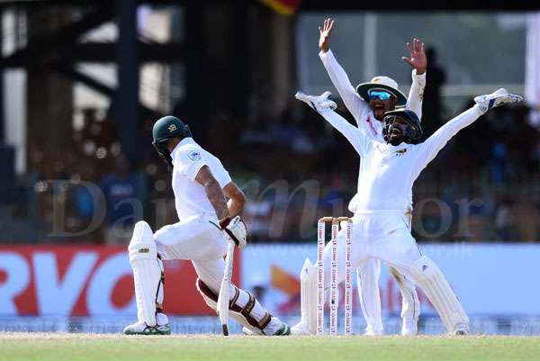 Sri Lanka close in on series sweep