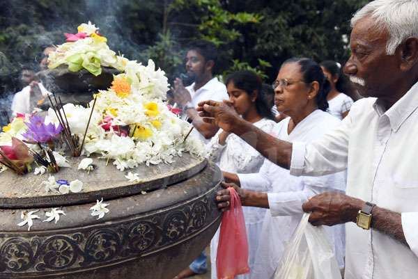 Religious observances at Kelaniya Raja Maha Vihara