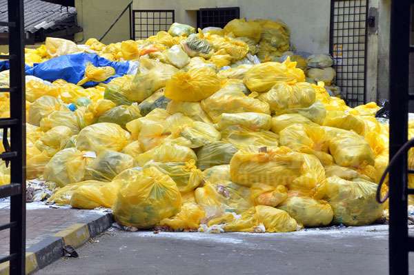  Clinical waste piles up in Colombo National Hospital