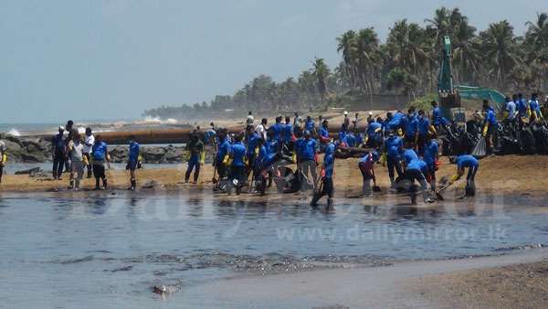 Troops assist removing Muthurajawela oil spill