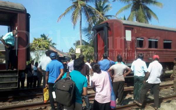 Train compartments detached at Moratuwa