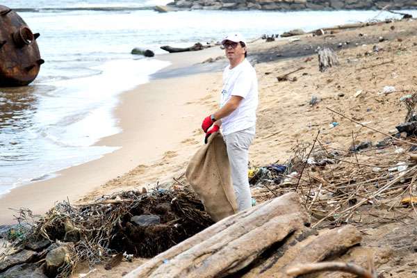 EU envoy helps clean up Lankan beach