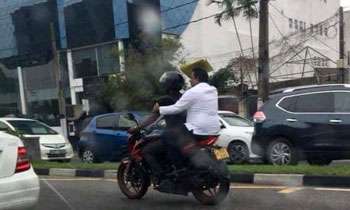 Akila comes to Parliament by motorbike due to heavy traffic