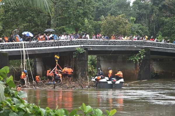 Navy continues flood relief operations