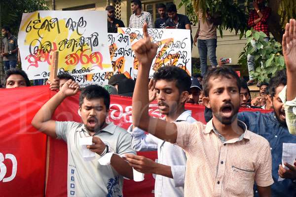 Kelani Uni students protest