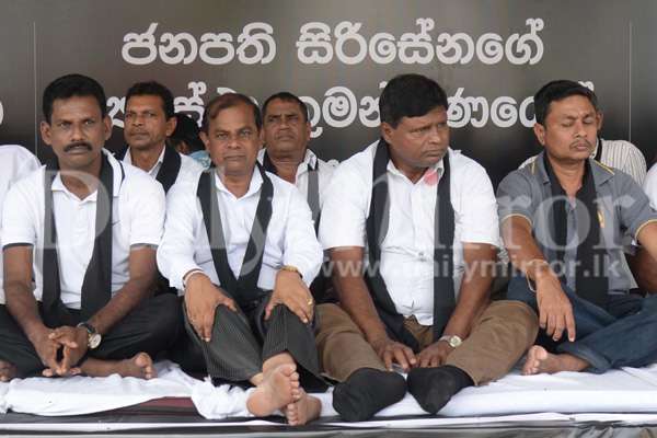 Satyagraha continues, Navin joins in Town Hall 