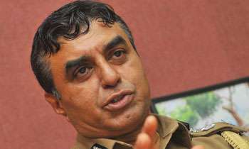 Killing of two cops: IGP leaves for Batticaloa