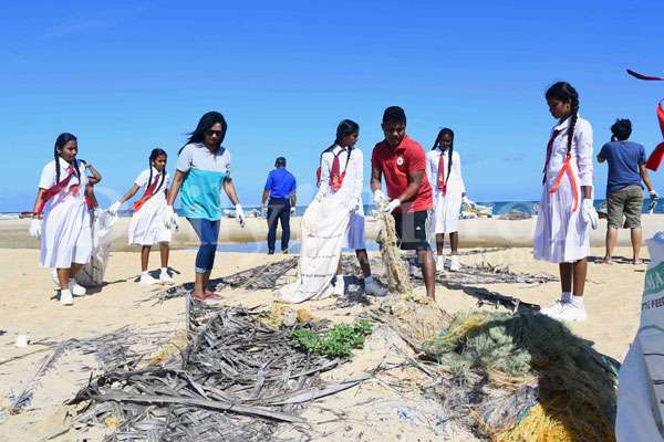 Beach clean-up in Sethawadiya