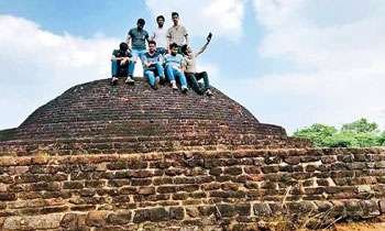 Pictures taken on top of Kiralagala Cheithiya: Seven youths arrested