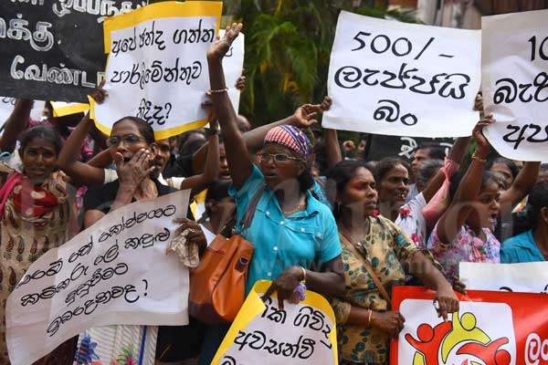 Plantation workers continue to demand Rs.1,000