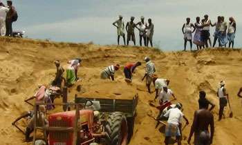Tense situ between navy and illegal sand miners in Kinniya