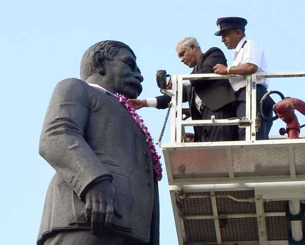 Floral tributes to the Father of the Nation