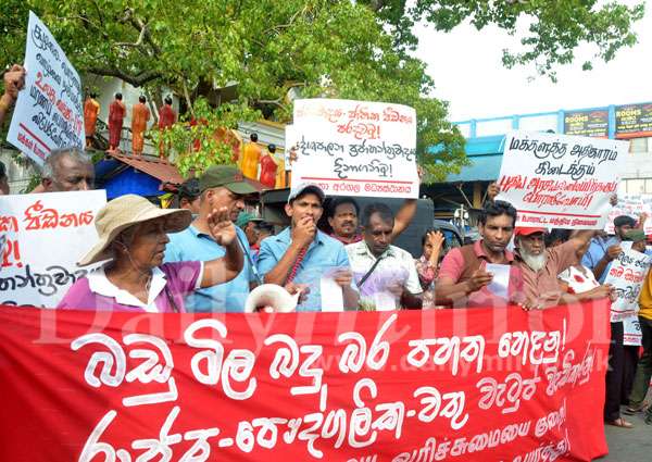 Protest to increase state and private sector wages