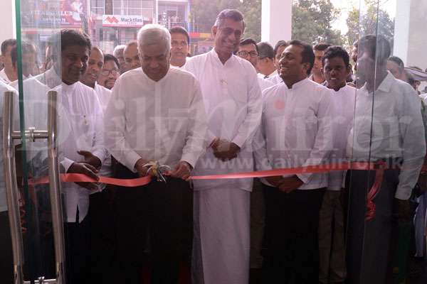 PM inaugurates Bandaragama Super Market 